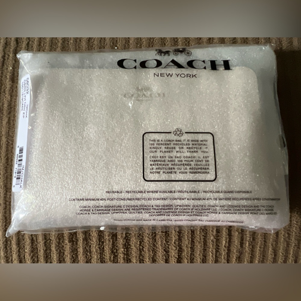 Coach Corner Zip Wristlet nwt in packaging - Picture 3 of 4